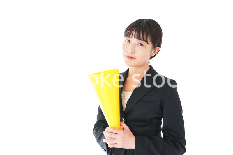 メガフォンで応援をするスーツを着たビジネスウーマン