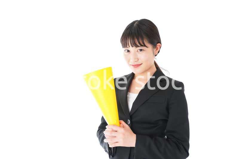 メガフォンで応援をするスーツを着たビジネスウーマン