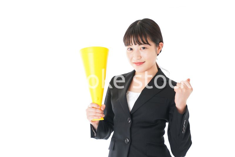 メガフォンで応援をするスーツを着たビジネスウーマン