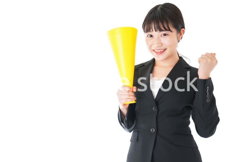 メガフォンで応援をするスーツを着たビジネスウーマン