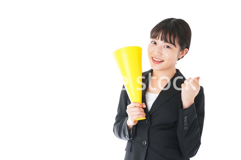 メガフォンで応援をするスーツを着たビジネスウーマン