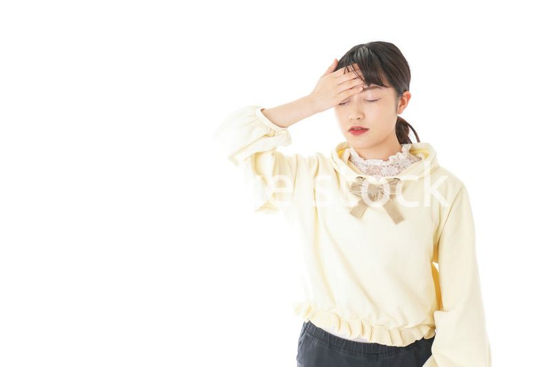 頭痛に苦しむ若い女性
