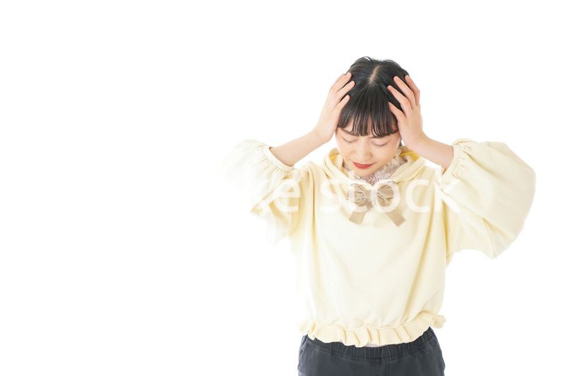 頭痛に苦しむ若い女性