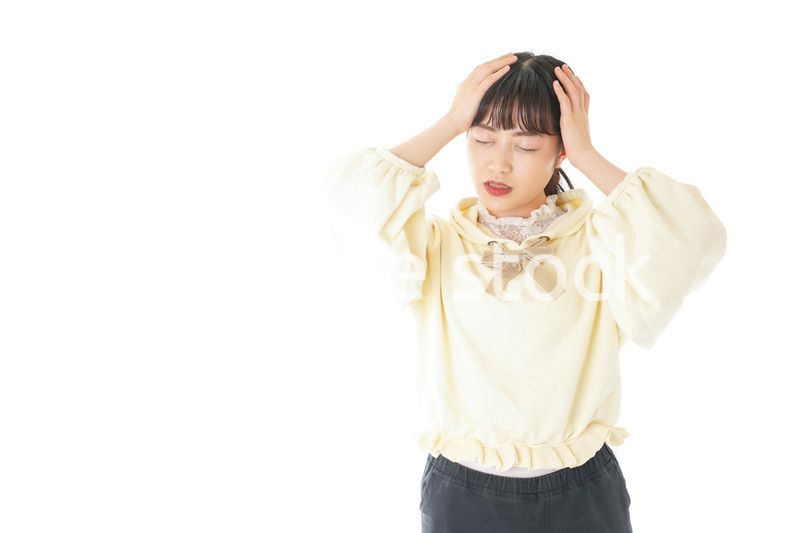 頭痛に苦しむ若い女性
