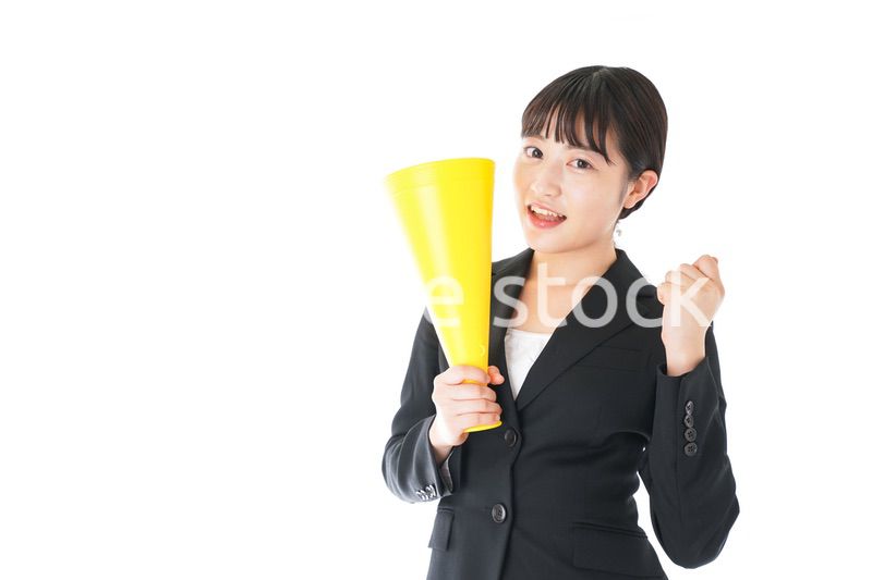 メガフォンで応援をするスーツを着たビジネスウーマン