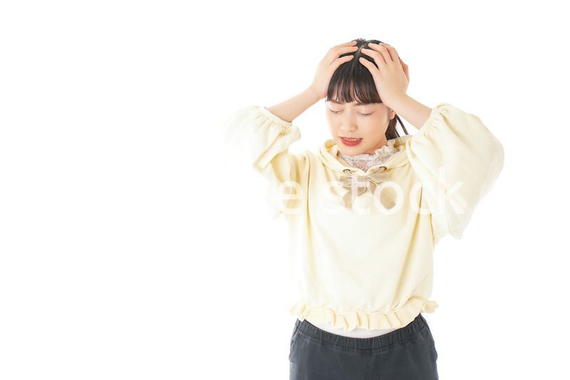 頭痛に苦しむ若い女性