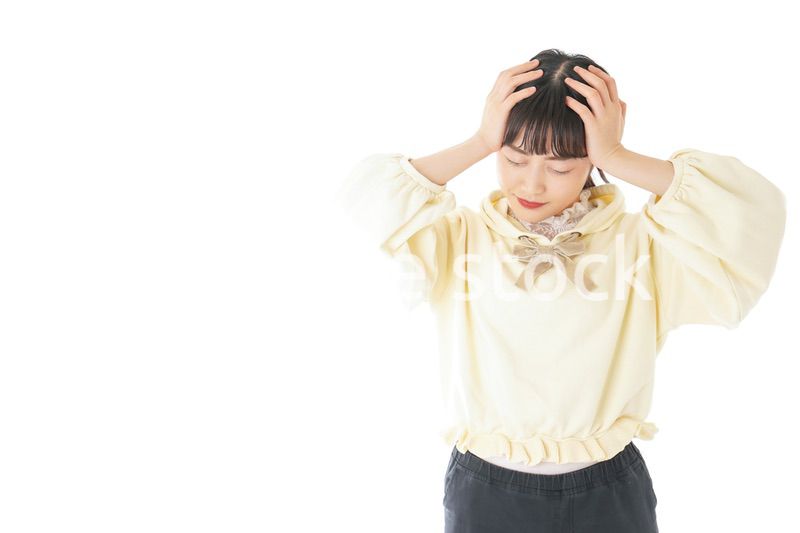 頭痛に苦しむ若い女性
