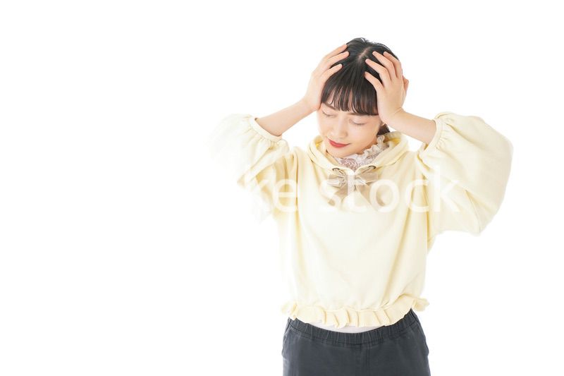 頭痛に苦しむ若い女性