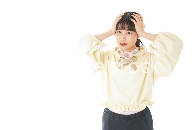 頭痛に苦しむ若い女性