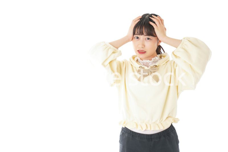 頭痛に苦しむ若い女性