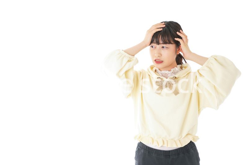 頭痛に苦しむ若い女性