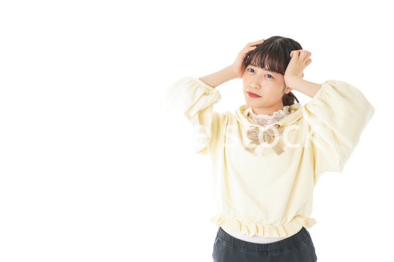 頭痛に苦しむ若い女性