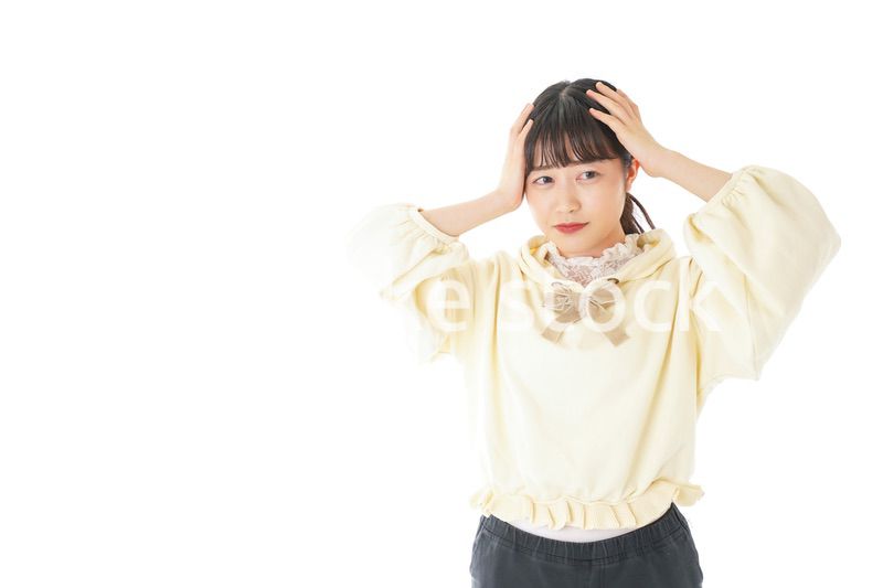 頭痛に苦しむ若い女性