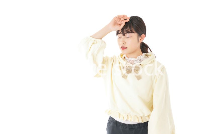 頭痛に苦しむ若い女性