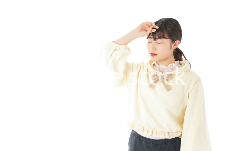 頭痛に苦しむ若い女性