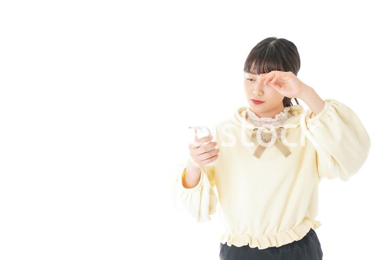 熱に苦しむ若い女性