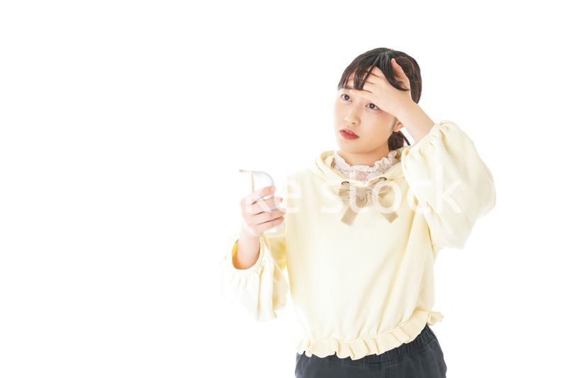 熱に苦しむ若い女性