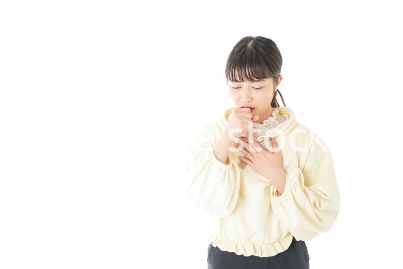 喉の痛みに苦しむ若い女性