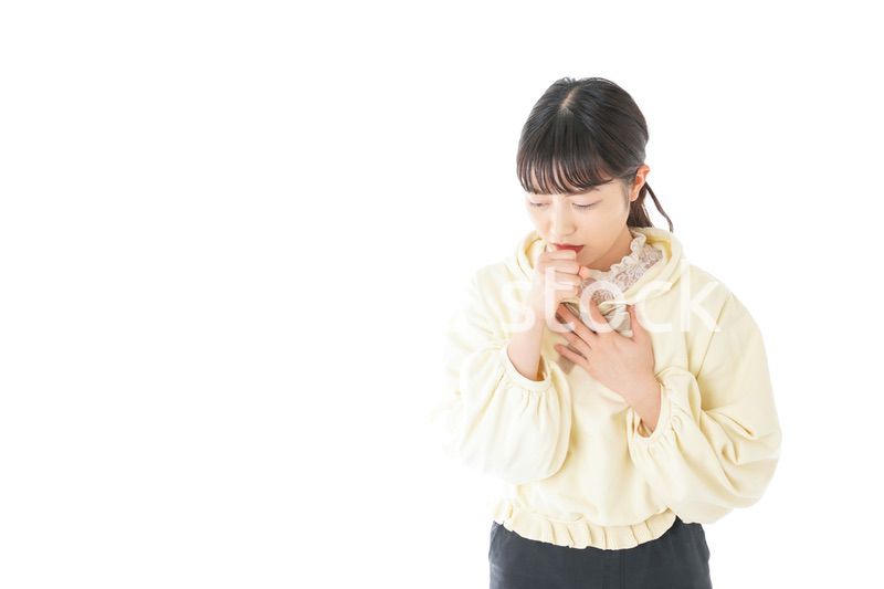 喉の痛みに苦しむ若い女性