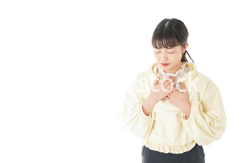 喉の痛みに苦しむ若い女性