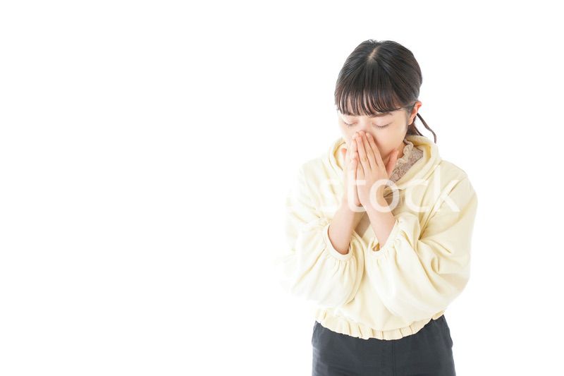 喉の痛みに苦しむ若い女性