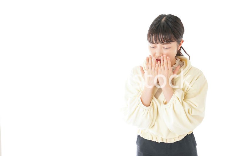 喉の痛みに苦しむ若い女性