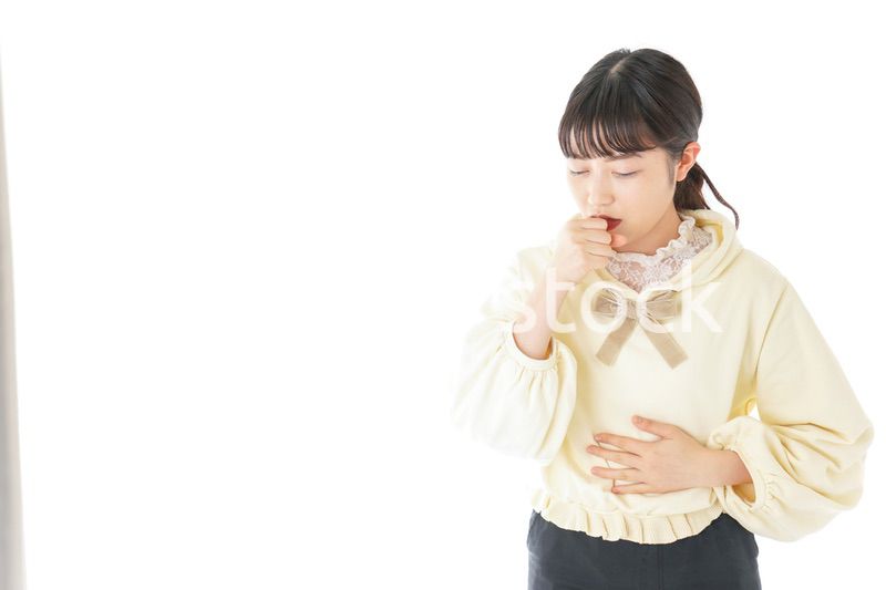 喉の痛みに苦しむ若い女性