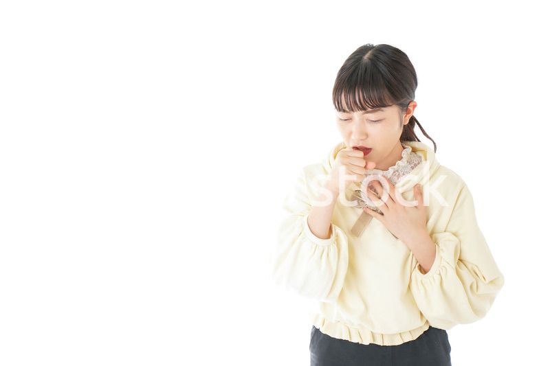 喉の痛みに苦しむ若い女性