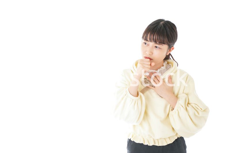 喉の痛みに苦しむ若い女性