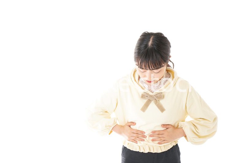 腹痛に苦しむ若い女性