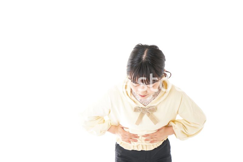 腹痛に苦しむ若い女性