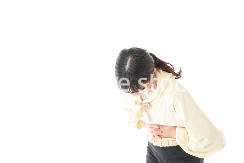 腹痛に苦しむ若い女性