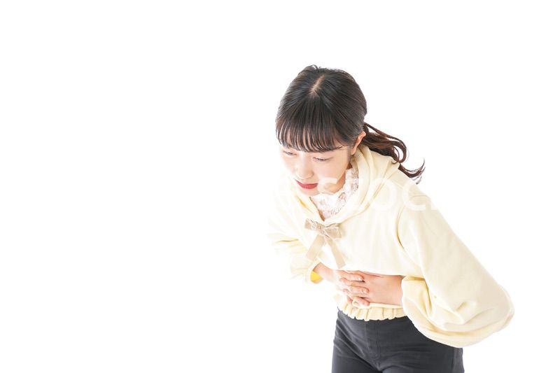 腹痛に苦しむ若い女性