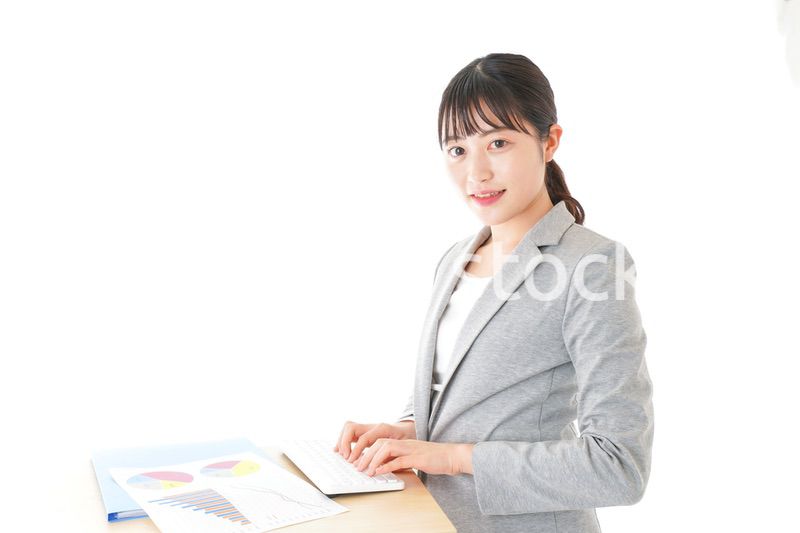 オフィスでデスクワークをする若いビジネスウーマン