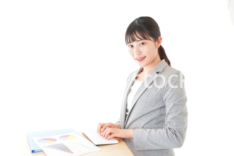 オフィスでデスクワークをする若いビジネスウーマン