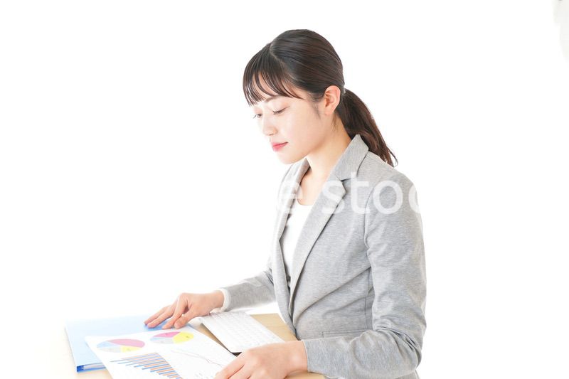 オフィスでデスクワークをする若いビジネスウーマン