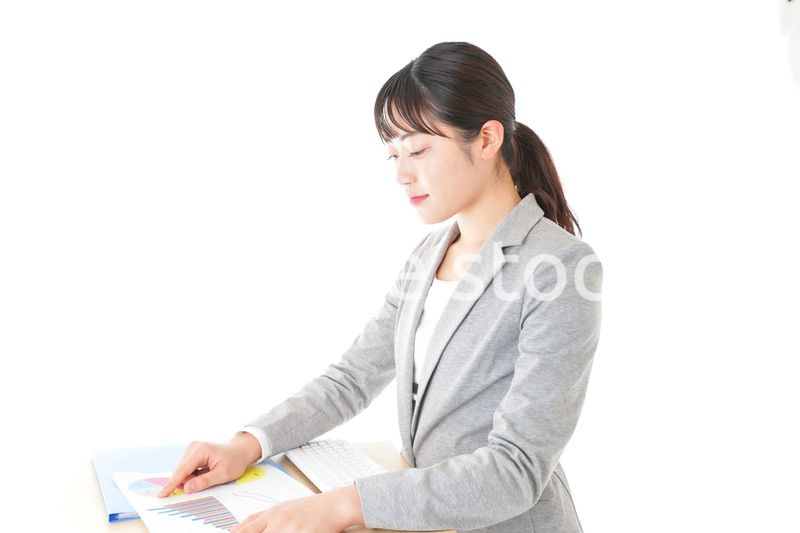 オフィスでデスクワークをする若いビジネスウーマン