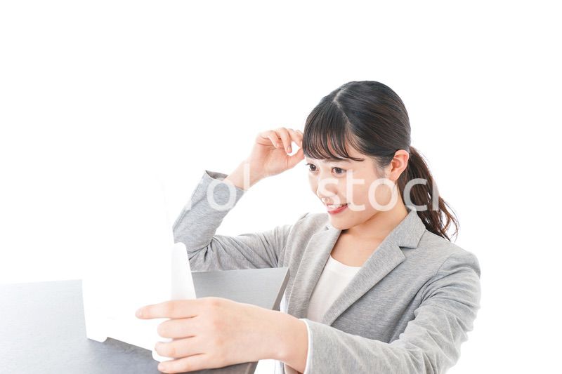 ヘアスタイルを整えるビジネスウーマン