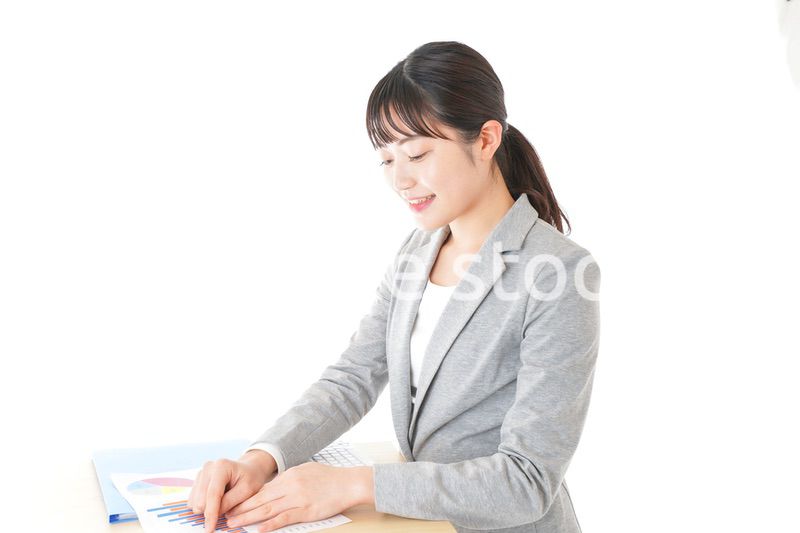 オフィスでデスクワークをする若いビジネスウーマン