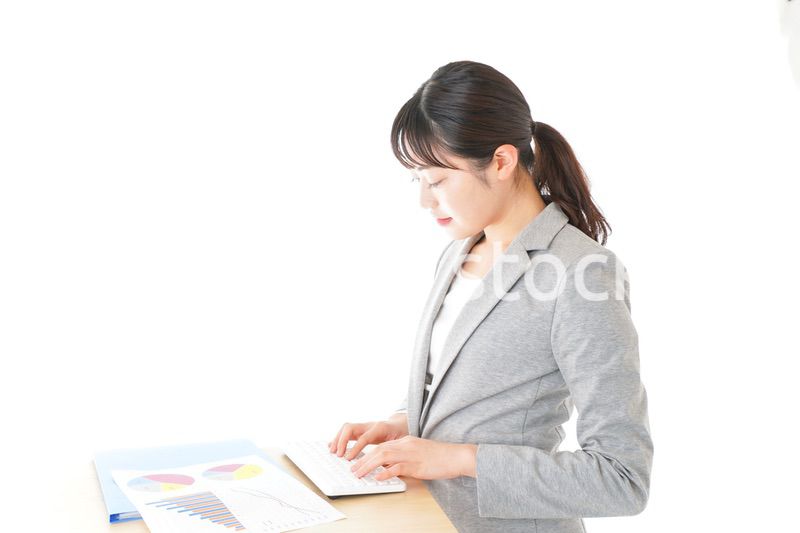 オフィスでデスクワークをする若いビジネスウーマン