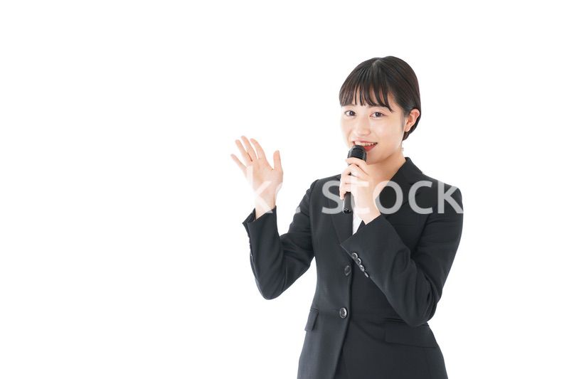 ポイントを示すスーツを着たビジネスウーマン