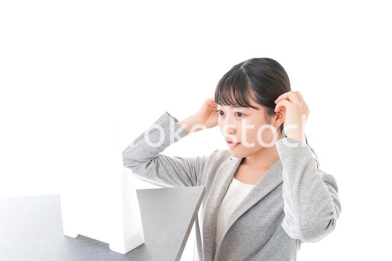 ヘアスタイルを整えるビジネスウーマン