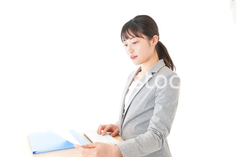 オフィスでデスクワークをする若いビジネスウーマン