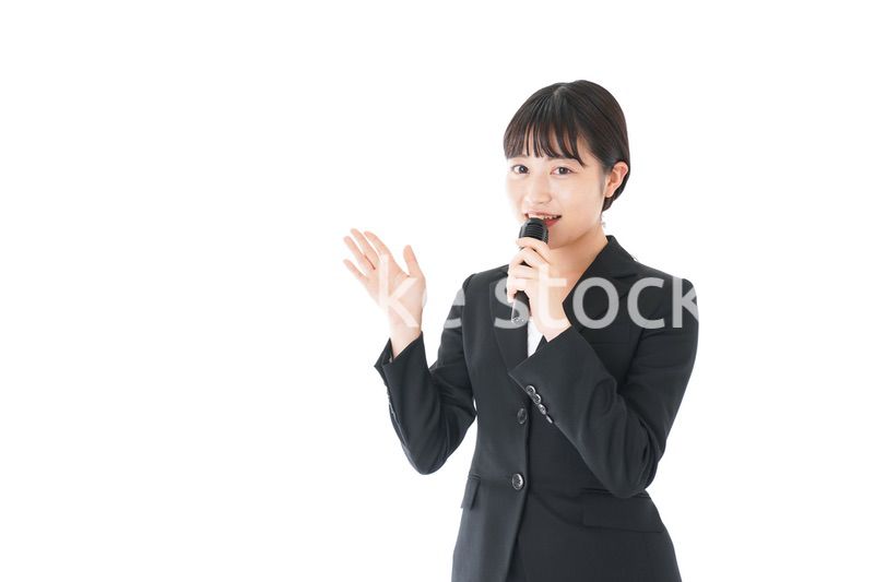 ポイントを示すスーツを着たビジネスウーマン