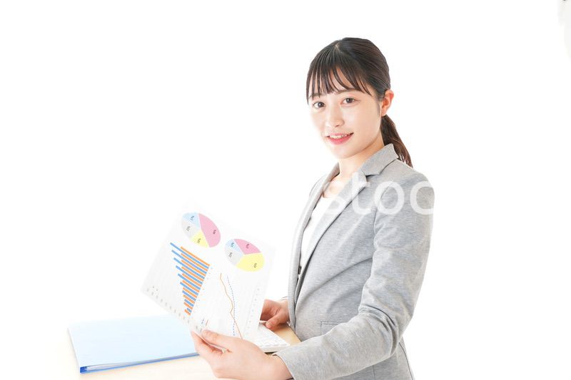 オフィスでデスクワークをする若いビジネスウーマン