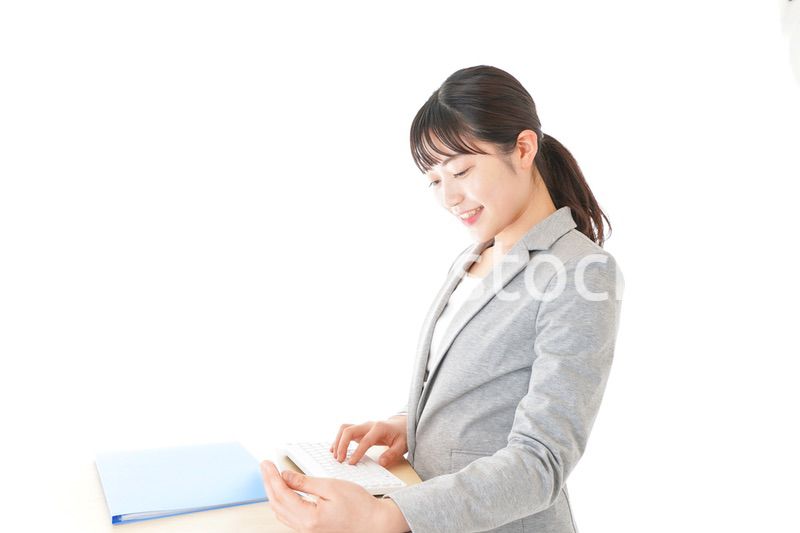 オフィスでデスクワークをする若いビジネスウーマン