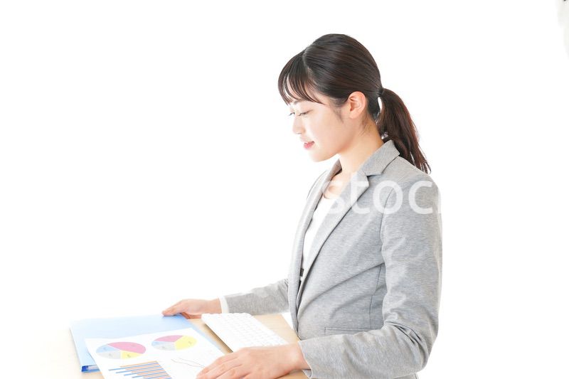 オフィスでデスクワークをする若いビジネスウーマン