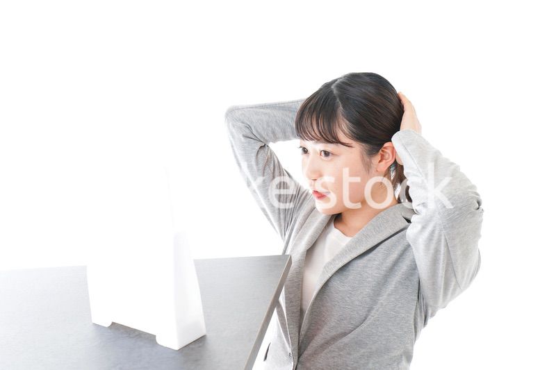 ヘアスタイルを整えるビジネスウーマン