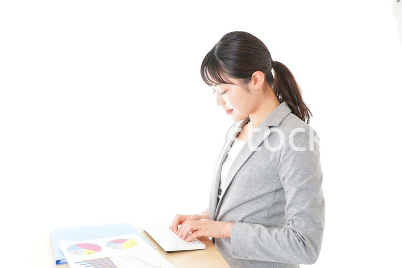 オフィスでデスクワークをする若いビジネスウーマン