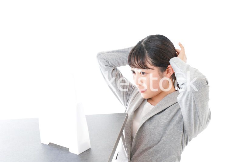 ヘアスタイルを整えるビジネスウーマン